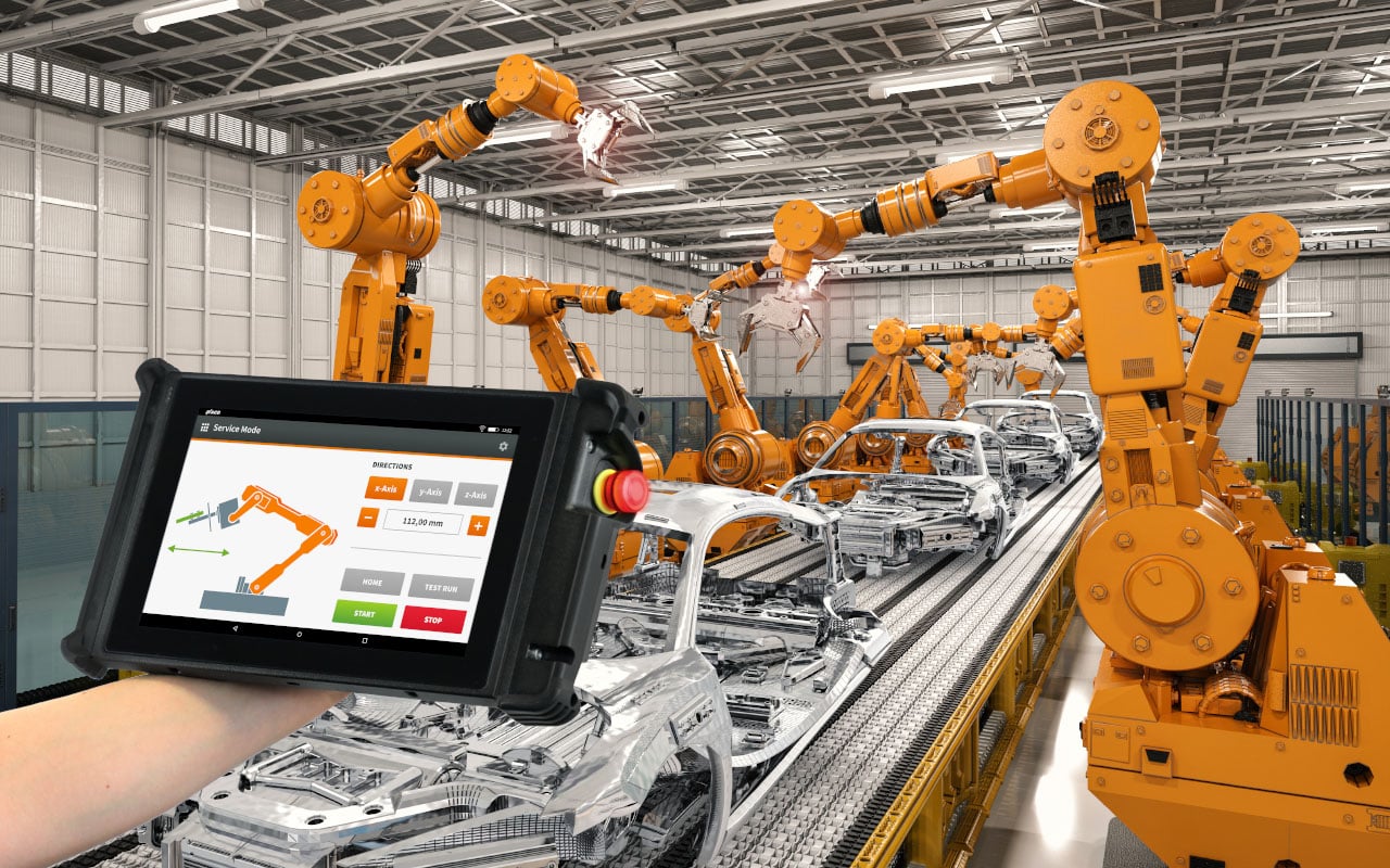 Mobiles und kabelloses HMI M2Smart HMI10 Bediengerät beim Bedienen einer Fertigungslinie in der Automobilfertigung