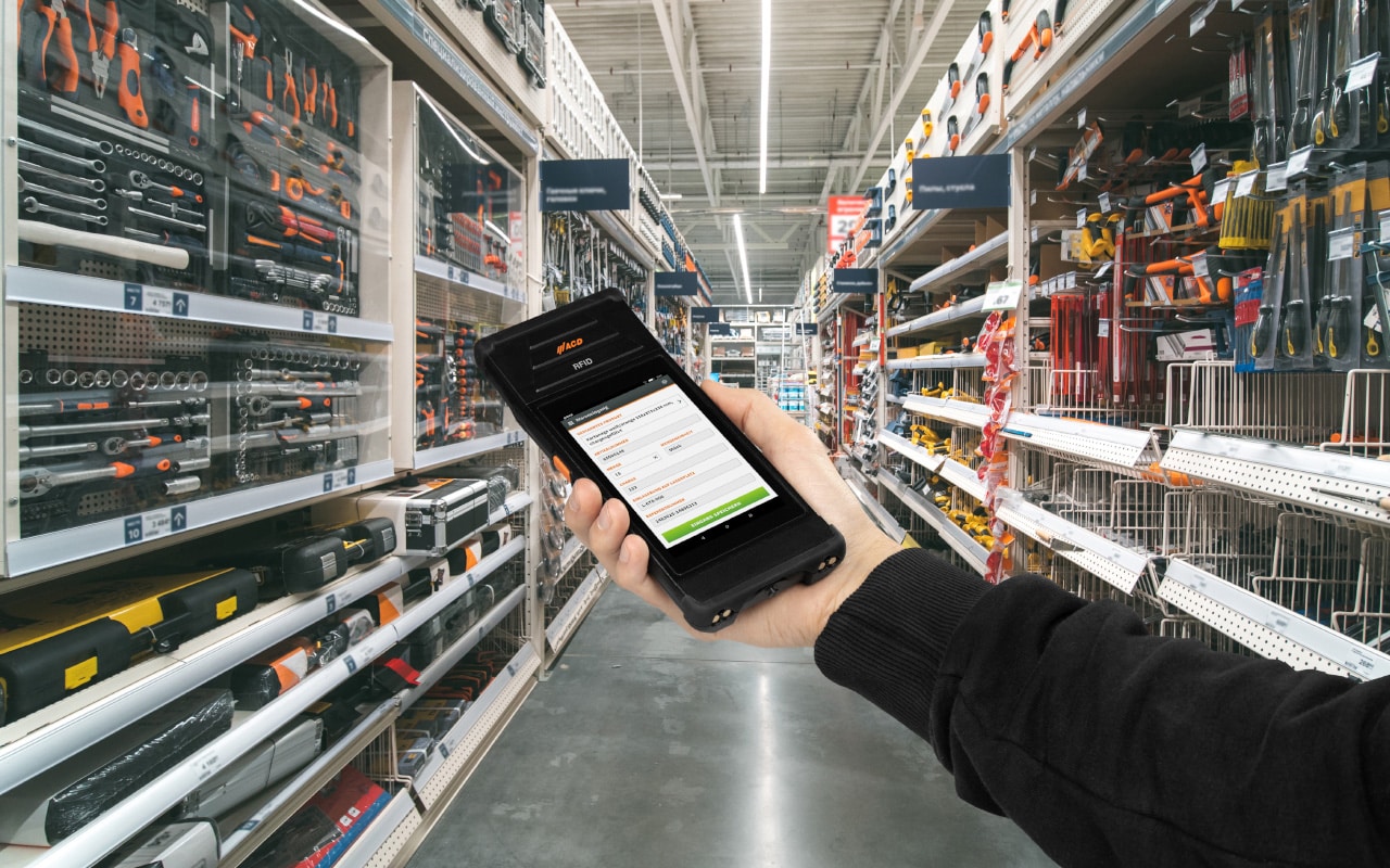 Terminal portátil M2Smart®SE UHF-RFID utilizado en almacenes de piezas pequeñas